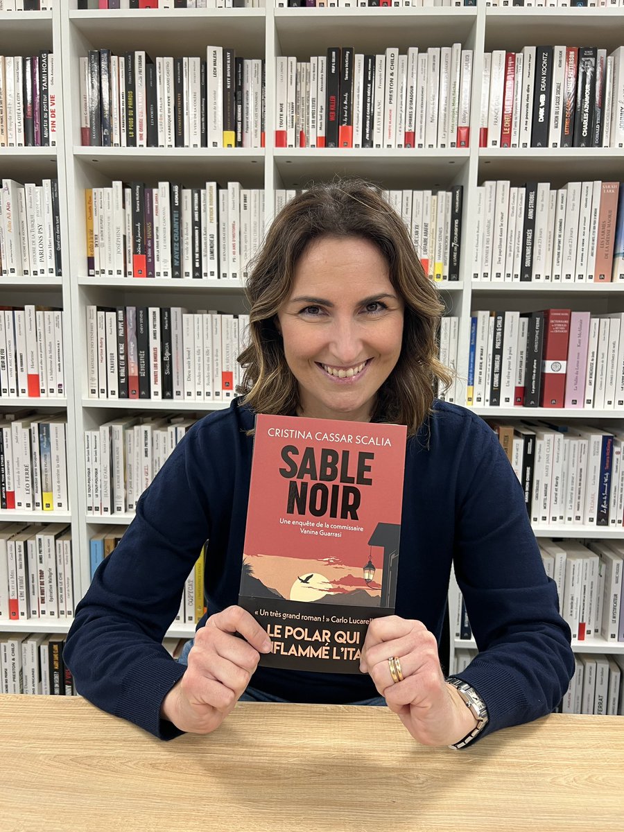 @CriCassar Scalia présentera « Sable noir » (@Ed_Archipel), le polar qui enflamme la péninsule, à la maison de l’Italie 7A boulevard Jourdan Paris 14 samedi 6 avril 2024 à 15 heures, dans le cadre du festival @ItalissimoFest qu’anime Fabio @gambaro_f @LPConseils @LauraGrandi