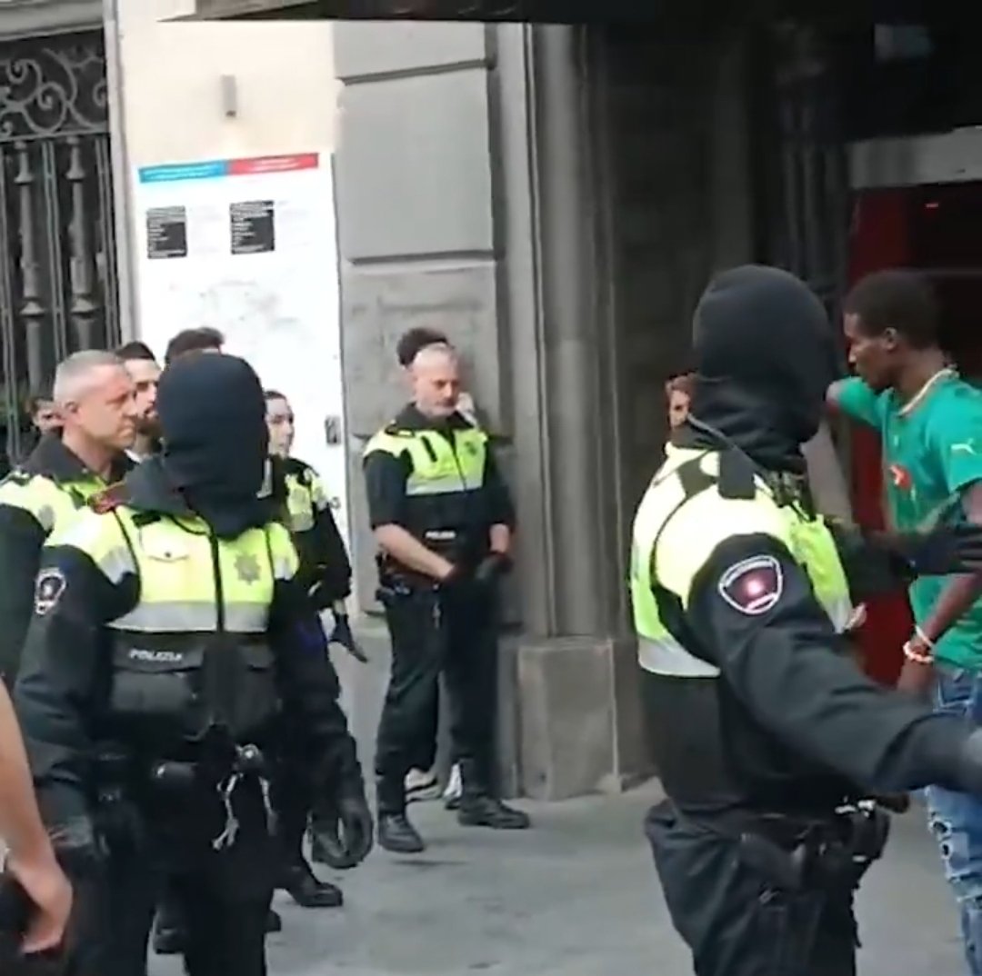 Jainko_Barik's tweet photo. Que policías municipales de Bilbao se encapuchen para hacer su "trabajo" se puede deber a tres motivos:

1 - Se avergüenzan de lo que hacen.
2 - Quieren actuar con impunidad.
3- Temen sufrir represalias.

Y en Bilbao ya hace mucho tiempo que esta gente no tiene nada que temer. https://t.co/shlOxXSz4U