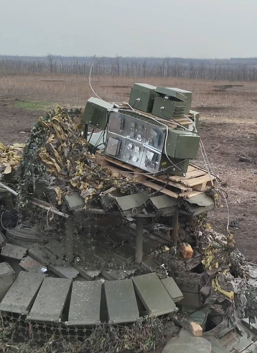 This looks like a real photo - a Russian MBT has piled 'everything' for EW protection against drones - 'antennas in the 800/900/2.4/5.8 MHz and GHz ranges, added blocks for the 700-1000 bands, plus a generator and battery.' t.me/dva_majors/391…