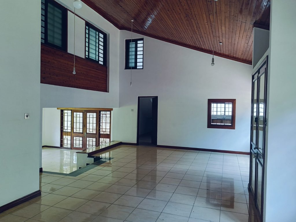 4 bedroom maisonette with a garden and guest house(2 bed room) to let on Gem Lane for either commercial or residential purposes.

Commercial purposes-Ksh500,000
Residential-Ksh350,000

Contact person: 0722875423 Alvin.