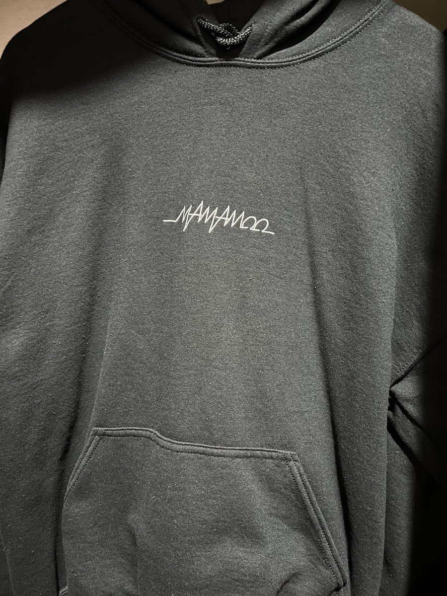 mijeong08's tweet photo. wts lfb ph 

mamamoo japan 5th anniv hoodie
- wala na yung plastic 😭
- used &amp; washed once
- with authentic english pear and freesia mini 9ml (pabango ni solar) OR 10ml decant giorgio armani si passione (isa sa mga pabango ni byul 😆)

3.1k php nego

🏷️solar moonbyul wheein hwasa https://t.co/67Cx9aLevP