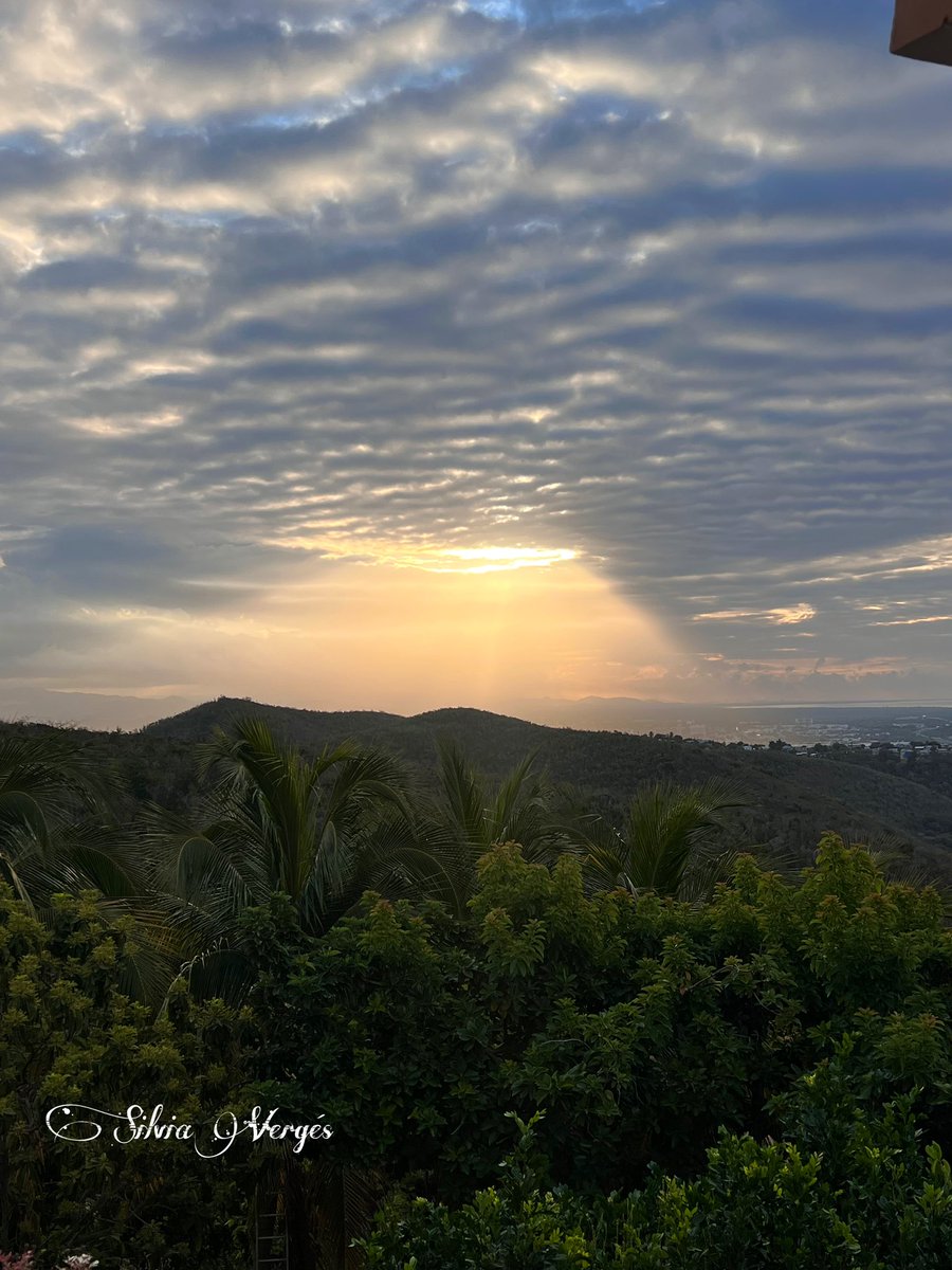 Hoy tuvimos una vista impresionante. Disfruta de ese espectáculo celestial y deja que te inspire para el día que tienes por delante. Hermoso día tengan todos PoncePR🇵🇷 @NormaOrtizRodr4 @moqjazz @SusanSoltero @Fernando_AF14 @AtabeyPhotog @edgargcolon @rcortestv2 @COLECTIVO_CEMI