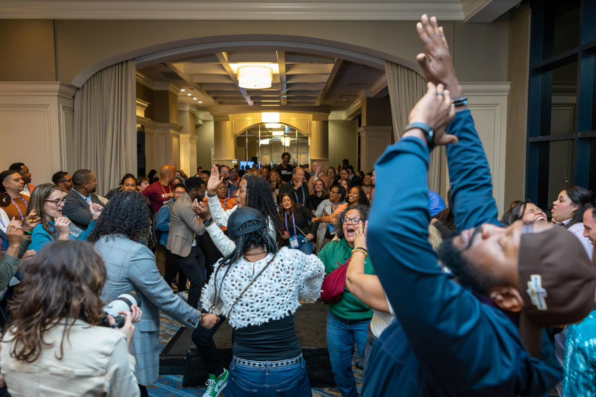 As we approach the 2024 Leadership Journeys at @asugsvsummit - I'm reminded of this photo from last year that I utterly adore for its Where's Waldo-ness of people whom I love and respect dearly! #ASUGSVSummit cc: @BLoveSoulPower