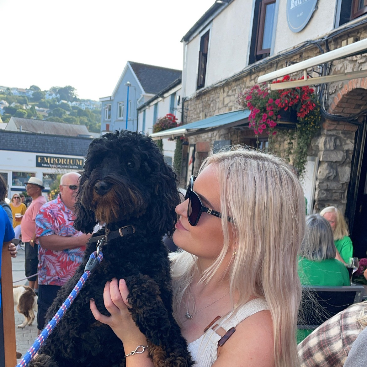 🍽️🍷🌿 With a restaurant, bar, and patio to choose from, we have a space to suit every occasion (and dogs like Simba here are most welcome! 🐶👑). Food served 12-8pm ☀️