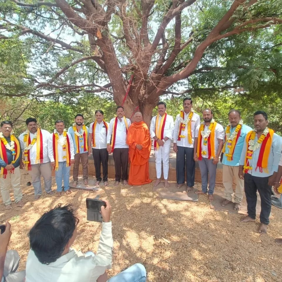 ಕರವೇ ಬಳ್ಳಾರಿ ಜಿಲ್ಲೆಯ ಸಂಡೂರು ತಾಲೂಕಿನ ನೂತನ ಅಧ್ಯಕ್ಷರು ಹಾಗೂ ಪದಾಧಿಕಾರಿಗಳು ಆಯ್ಕೆ ಮಾಡಲಾಯಿತು ಹಾಗೂ ಹೊಸ ಕಾರ್ಯಕರ್ತರನ್ನು ಸೇರ್ಪಡೆ ಕಾರ್ಯಕ್ರಮ ಯಶಸ್ವಿಯಾಗಿ ನಡೆಯಿತು. #ಕರವೇಸಾಮಾಜಿಕಜಾಲತಾಣ #ಕರವೇ #KRV