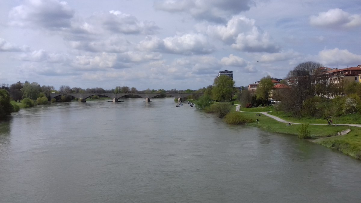 Have a nice day, ciao. 👋
A sunny day with clouds here in #Pavia, 22°C. 🌤️
Fiume Ticino, Ponte della Libertà.