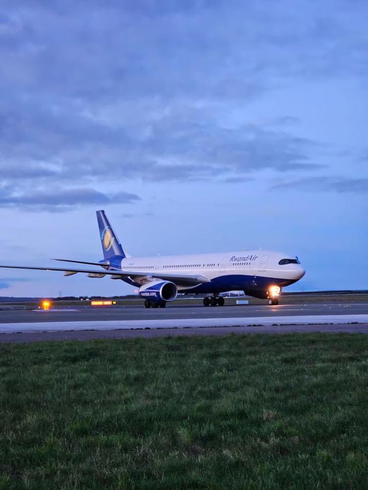 Shine bright like a runway! Let's taxi into the weekend with style and flair, shall we?

📸 by IG User: dispatcherthomas

#FlyTheDreamOfAfrica #FanPhotoFriday