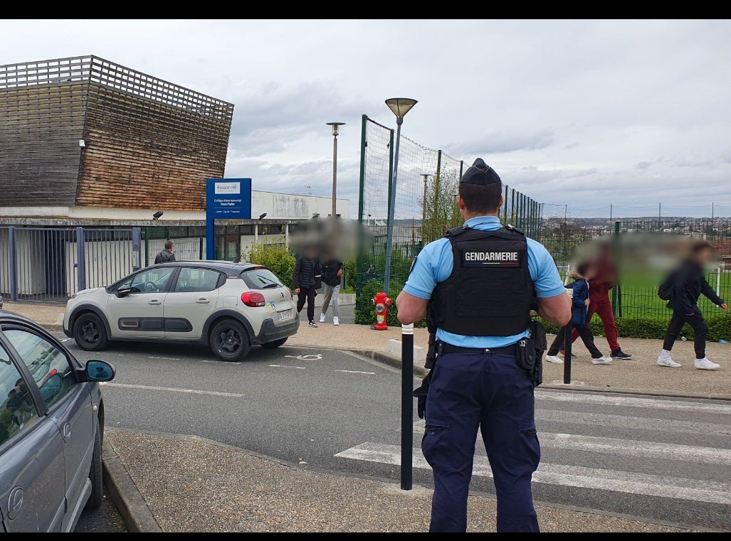 Gendarmerie_091's tweet image. 👮‍♀️|#AVosCôtés Sécurisation de la sortie des écoles pour le début des vacances dans la zone C.