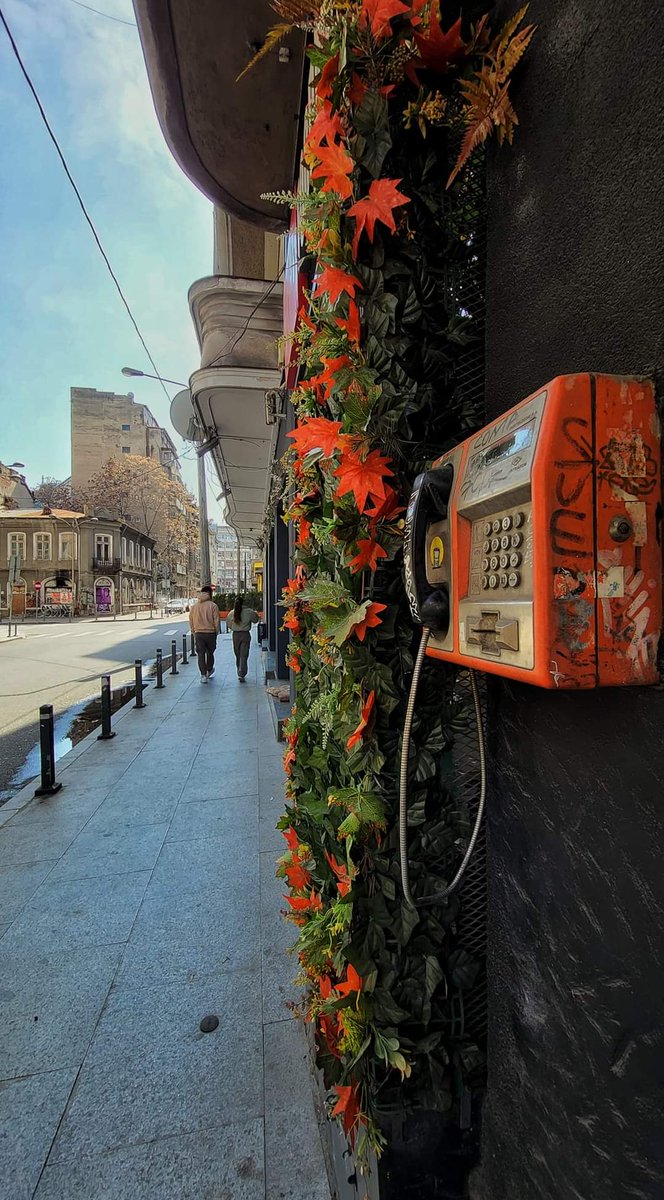 București,pe Strada Ion Brezoianu ! Telefonul public e istorie! #Old 📞☎️ În urmă cu 20 de ani erau 35.200 de telefoane stradale, dintre care 13.000 cu cabine telefonice! #București ©️ Sweet Bucharest #TraveltoRomânia