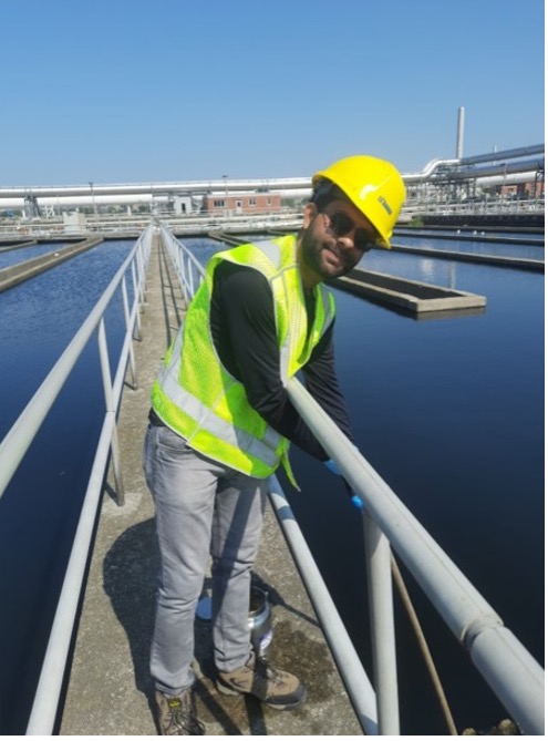 Prof Satinder Kaur Brar's grad students, Juviya Mathew & Gaurav Bhardwaj, get their hands dirty at wastewater treatment plants in TO. Juviya aims to improve detection methods for #microplastics. Gaurav explores biofilm dynamics in #wastewater for a cleaner future. #YUResearch