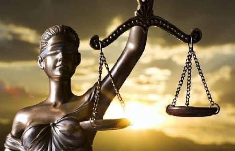 Maalesef ki yasamanın işlevsizleştiği bu dönemde; Hukukun üstünlüğü için, adalet ve demokrasi için mücadele veren ve vazgeçilmez savunma hakkı için cübbesini onurla taşıyan 
tüm avukat arkadaşlarımın gününü kutluyorum...
#5nisanavukatlargünü