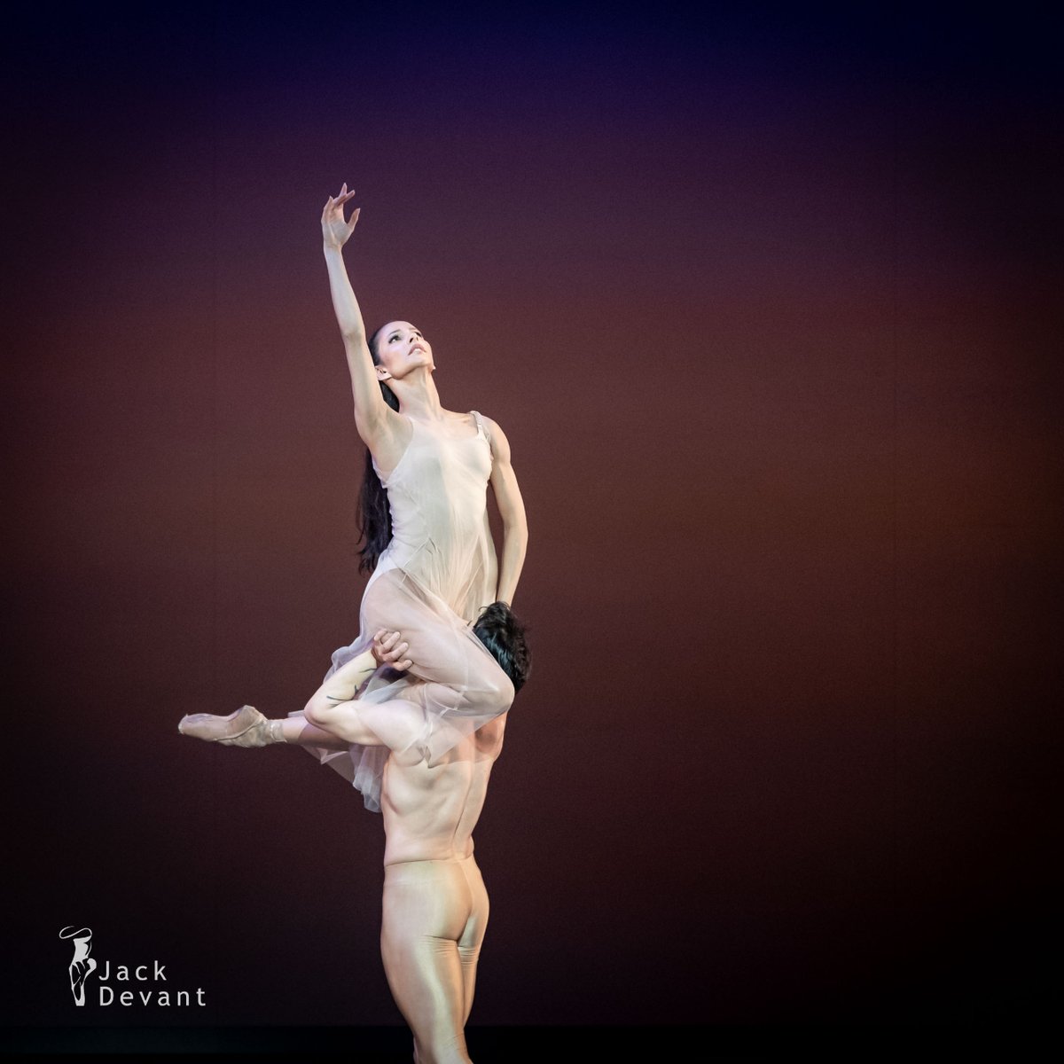 JackDevant's tweet photo. Francesca Hayward and Herman Cornejo in Like Water for Chocolate; music by Joby Talbot, choreography by Christopher Wheeldon. Ballet Icons 2024, London
#FrancescaHayward #Principalballerina #Ballerina #Primaballerina #HermanCornejo #ChristopherWheeldon #Ballet https://t.co/ye4T38tZH7