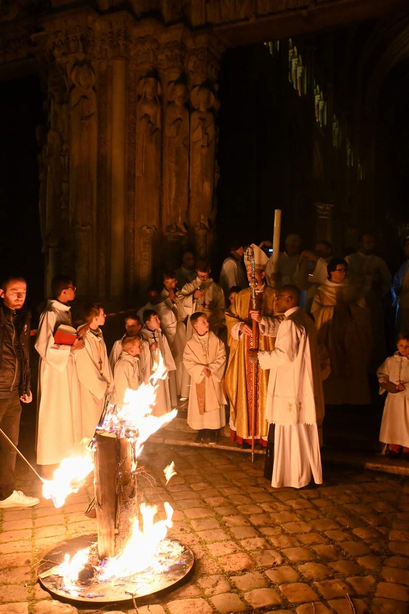 chartrescathedrale tweet media