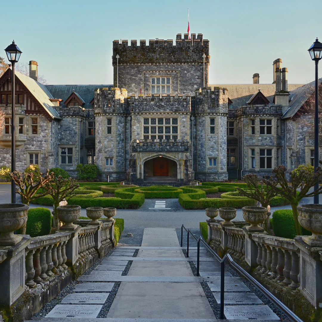 A bit of spring growth sure looks good on one of Greater Victoria’s most iconic buildings 🏰🌱 📍: Hatley Castle 📸: anyaartsphotography (IG) #hatleycastle #royalroads #bcmovies #explorebc