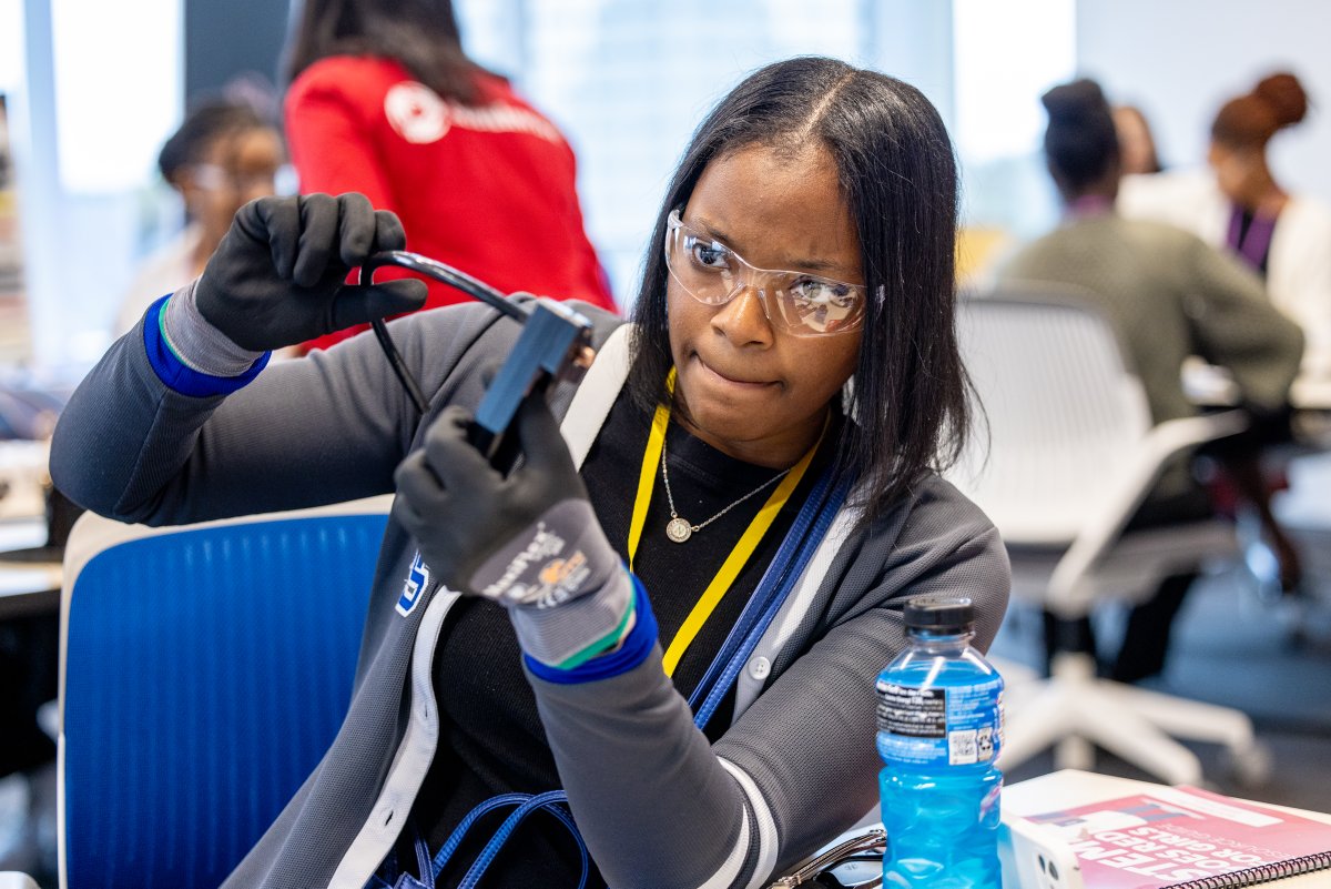 Atlanta’s STEM Goes Red event was a major success! From examining water under microscopes to stripping wires, local high school girls were able to gain hands-on experience in several areas of STEM. #goredforwomen #atlstemgoesred ❤️ 🔬 📐 💻 🏗️