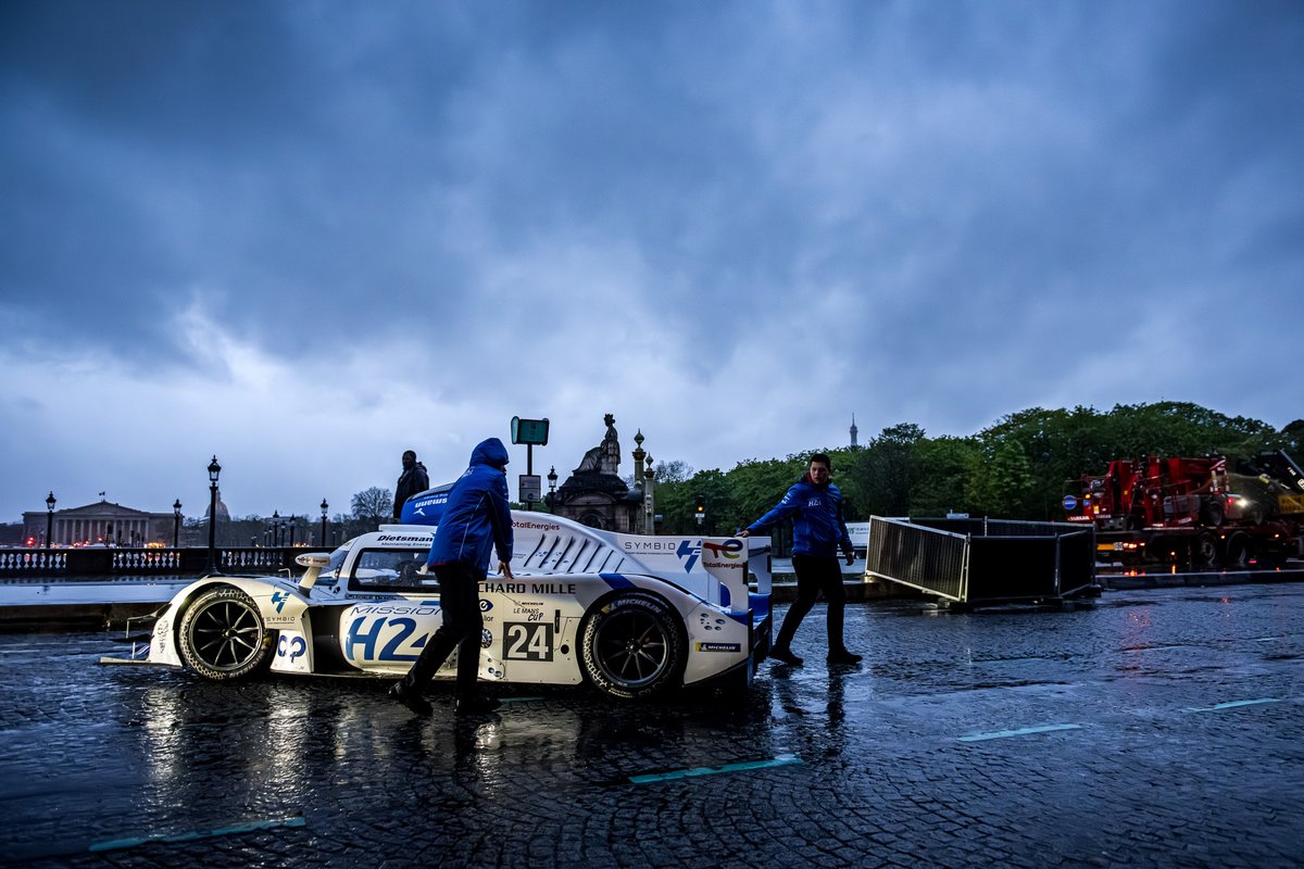 MissionH24's tweet photo. L'hydrogène en route vers Le Mans ! 

Avec un départ symbolique devant l’ACF, la H24 a commencé un roulage particulier. Pilotée par @StefRichelmi, elle a été accompagnée pour cette aventure par un véhicule d’assistance, un Opel eVivaro #Hydrogen, fourni par son partenaire @SymbioFCell.

#MissionH24 #ACO #H24Project #FutureofMobility 
@Prefet78 @prefpolice Gendarmerie de la Sarthe @Dietsmann