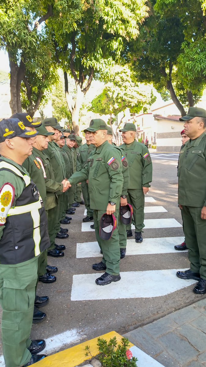 @Cmdte2dopltonguarero (@cmdte2dopltong1) on Twitter photo #5Abr La gran vista de nuestro G/J MPPD Vladimir Padrino López en la Comandancia General, fortaleciendo el espíritu y las cualidades que impulsan al militar a obrar con rectitud y al más exacto cumplimiento de sus obligaciones.
<a href="/vladimirpadrino/">Vladimir Padrino L.</a>
<a href="/ElioEstrada18/">M/G Elio Estrada Paredes</a>
<a href="/GBMorenoF/">GD Moreno Francisco</a> #5Abr La gran vista de nuestro G/J MPPD Vladimir Padrino López en la Comandancia General, fortaleciendo el espíritu y las cualidades que impulsan al militar a obrar con rectitud y al más exacto cumplimiento de sus obligaciones.
<a href="/vladimirpadrino/">Vladimir Padrino L.</a>
<a href="/ElioEstrada18/">M/G Elio Estrada Paredes</a>
<a href="/GBMorenoF/">GD Moreno Francisco</a>