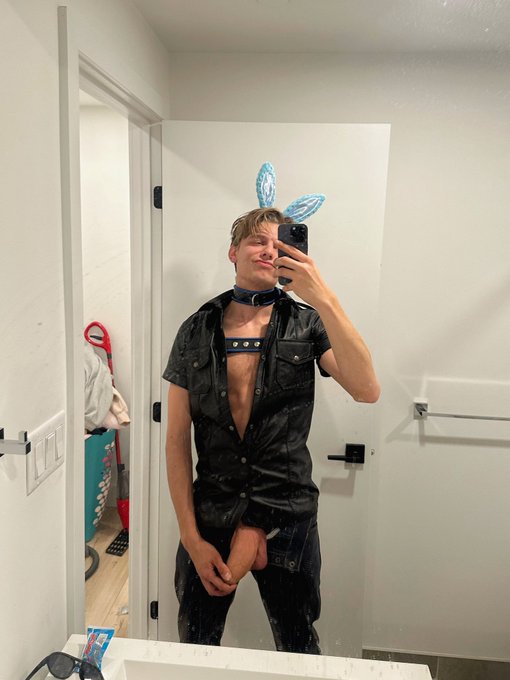 LA April 4-11 who wants meeee 🤓🍆 I wanna know who&rsquo;s got the prettiest hole of them all https://t.co/