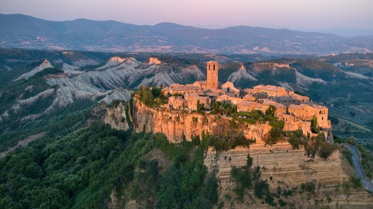 L'Italie possède un patrimoine exceptionnel.

Voici 10 de ses plus beaux villages à visiter cet été !

- THREAD -