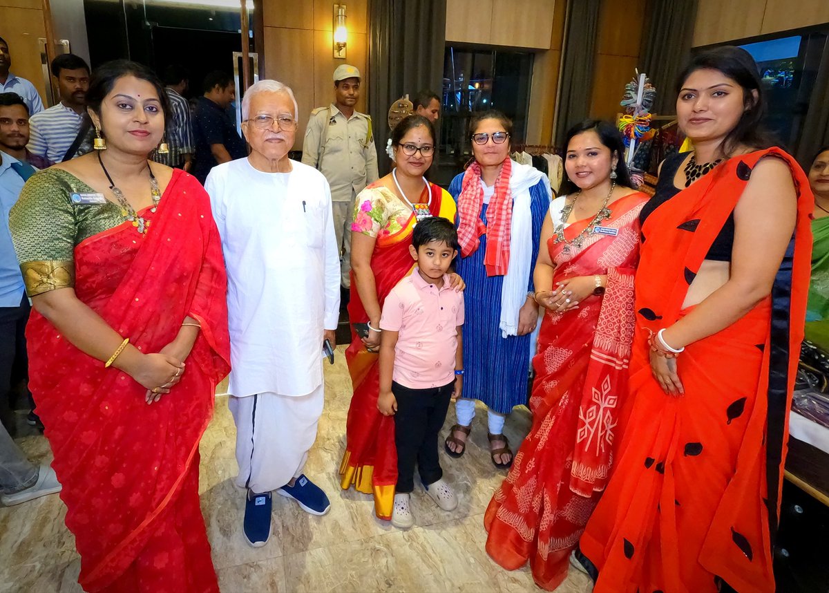 Lovely to meet the all women’s team of Barak Creatives with our candidate @RadheshyamAITC at Silchar . Very talented & enterprising.