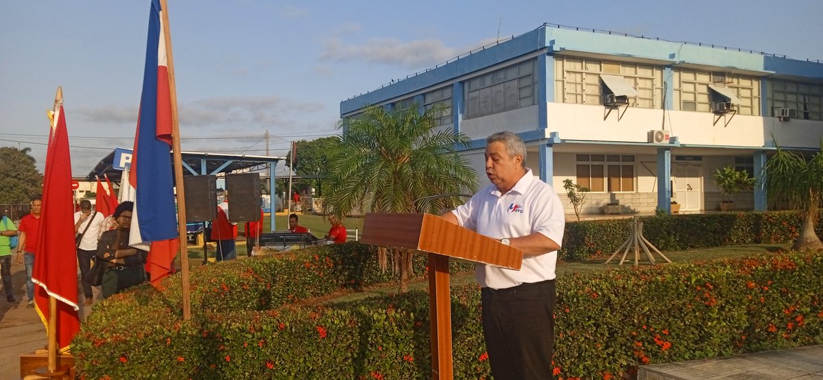 Cuba_CTC's tweet photo. .@UlisesGuilarte convocó a combativas concentraciones en plazas, poblados y centros laborales para en #Cuba 🇨🇺 celebrar el #DiaInternacionalDeLosTrabajadores.
El 1 de mayo estimulará los esfuerzos por la recuperación económica, la tarea esencial en el país.
#JuntosCreamos https://t.co/dqbBc0gXRr