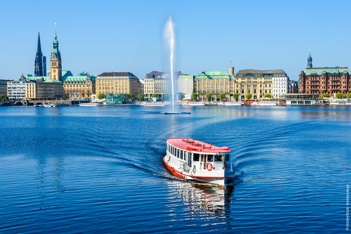 ⛲ The Binnenalster (or Inner Alster Lake) in Hamburg can be recognized by the Alster fountain feature. It was created around 1250 to serve as a reservoir for a mill. Today, visitors can take boat trips to get a nice breath of fresh air.