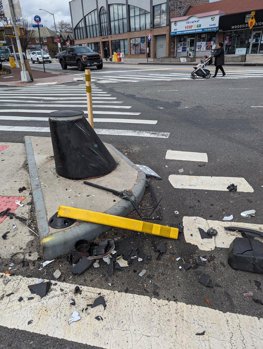 twowheelsg's tweet photo. The #eclipse is foreshadowed by an #earthquake #quakeNY #NJquake (felt like 3.0).
Must be time to reinforce #flexposts
Pics: Northern Blvd
1) at Broadway
2) at Woodside https://t.co/zHXzhy8NAR