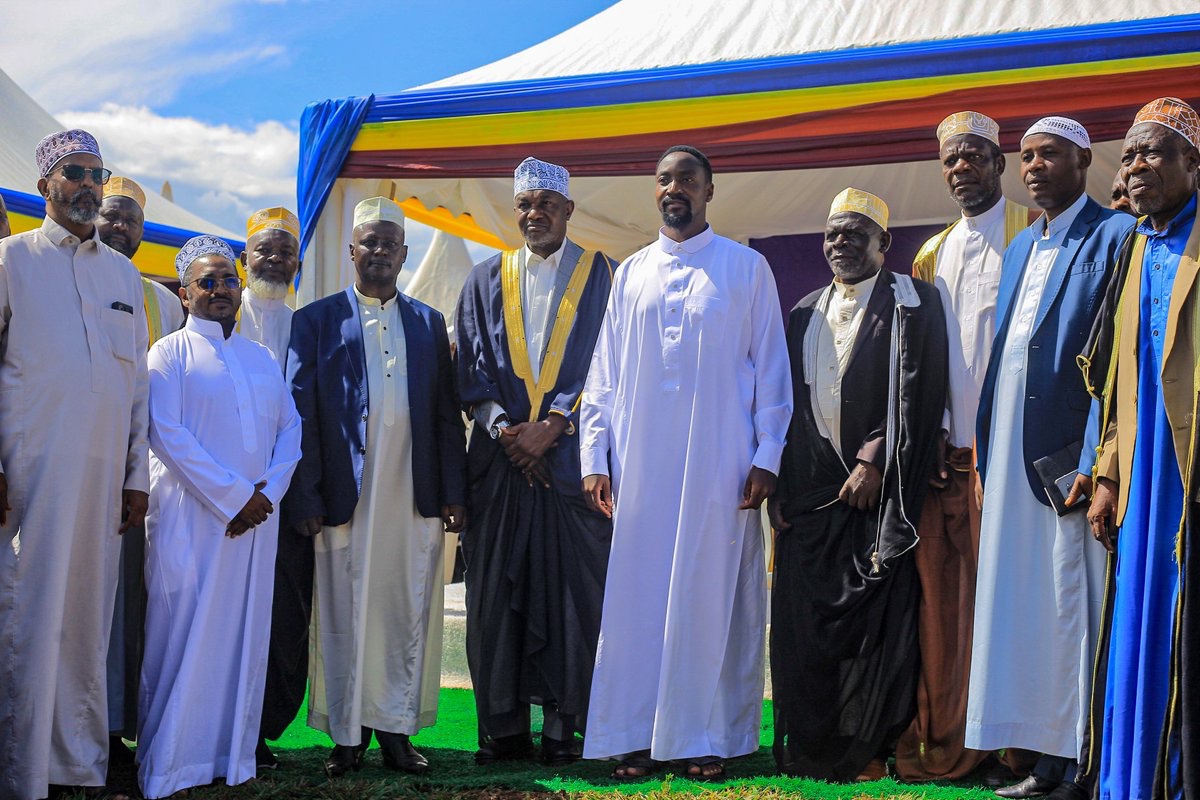 Yassin Ismail Ramadhan, our acting Chief Technical Information Officer, officially hands over #RamadanWithMTN alms to Busoga Kingdom and Muslim leaders in the presence of the Kyabazinga of Busoga, @KingNadiopeIV, at Igenge Royal Palace.