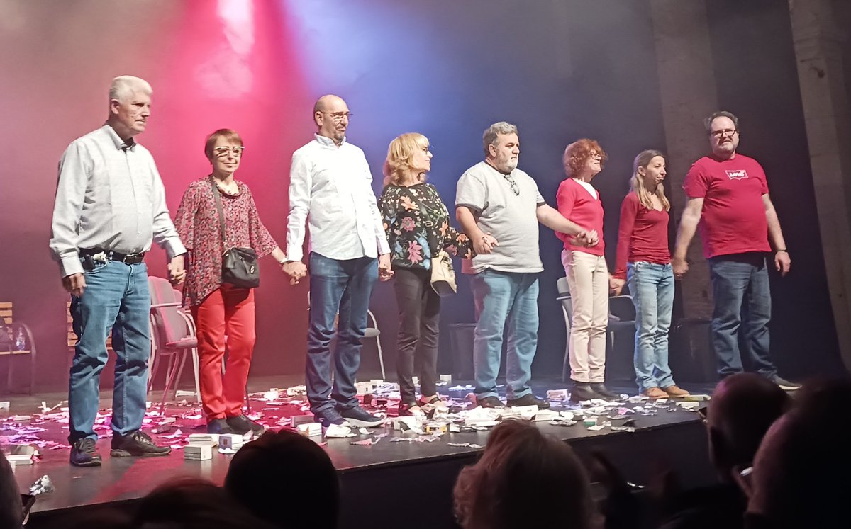 🎭 Ulls humits i nusos a la gola (inclosos els meus) ahir a <a href="/LaMerceGirona/">La Mercè Girona</a>. S'hi representava una obra molt i molt especial: #IncertesaPark. Vuit persones amb #Parkinson parlaven sobre aquesta malatia incurable i sobre elles mateixes.
⏬️