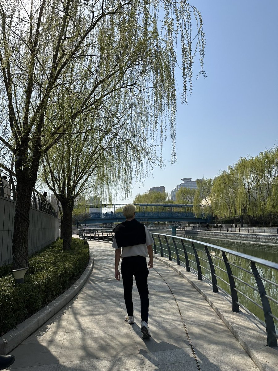 Spaziergang mit meinem Gastkind aus Deutschland am Liangma-Fluss in Peking beim zauberhaften Wetter.