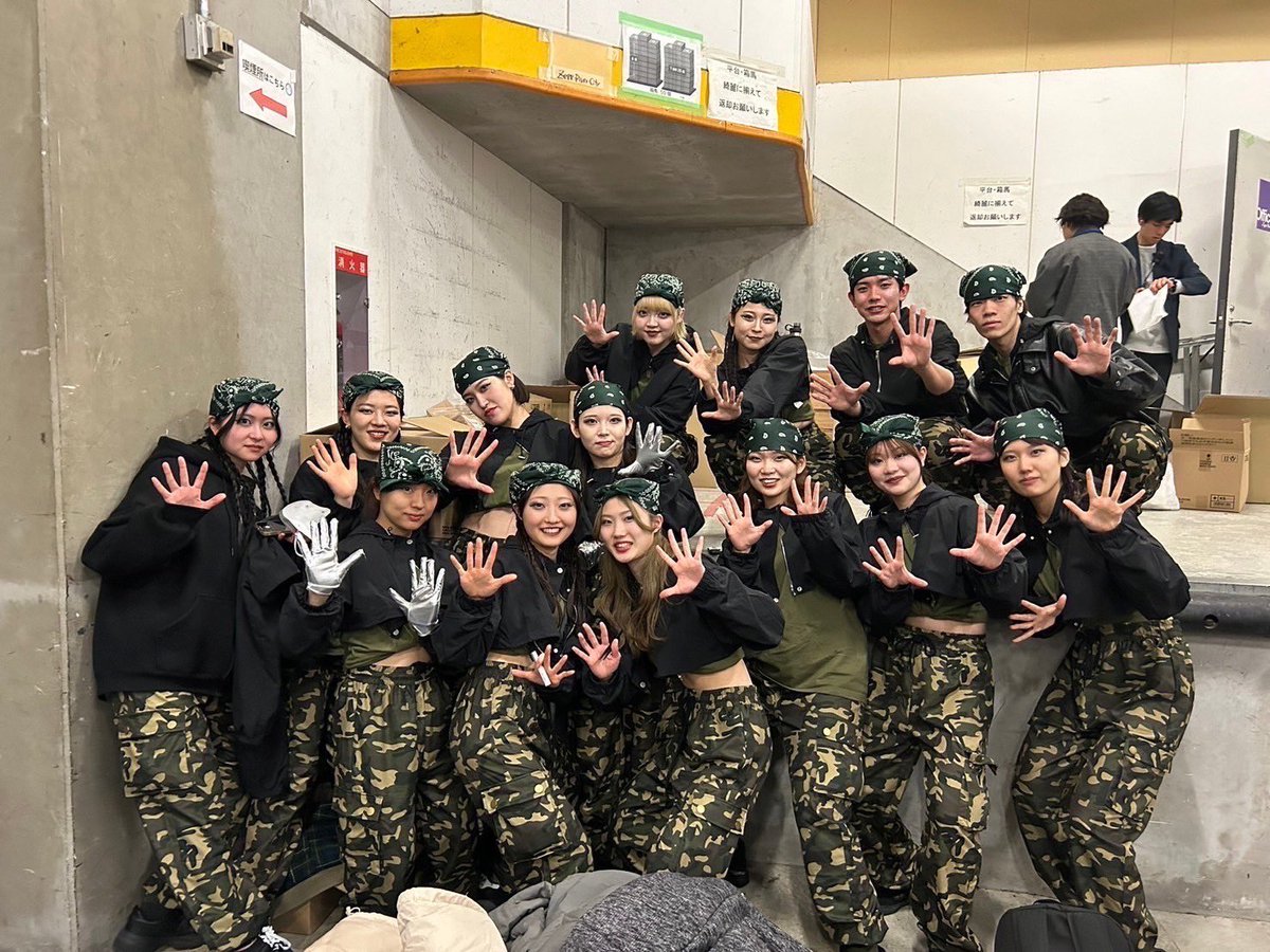 haveabreaksdmd's tweet photo. ジャンル紹介 HIPHOP

ストリートダンスの代表格と言ってもいいHIPHOPは、ビートに合わせて大きく身体を使うダンスです🕺

HIPHOPには明確なルールや定義がありません‼️時代や音楽の流行と共に変化し続けているため、踊り方で自分の色を出せるのも魅力の一つです👽

 #春から岩手大学  #春から岩大 https://t.co/aoYLWsEgwM