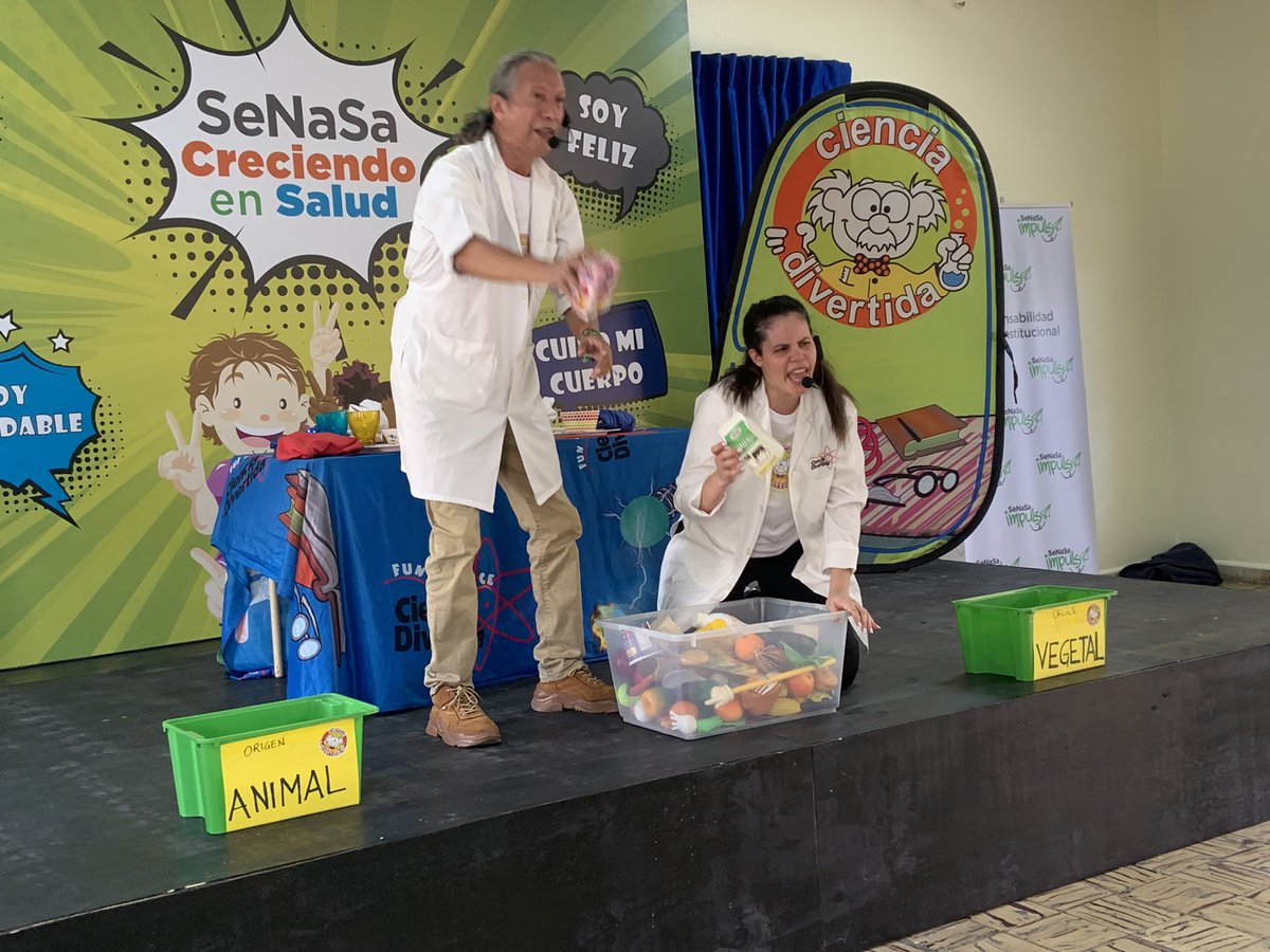 En la escuela Rosa Duarte, los científicos locos, invitados por @arssenasard imparten esta mañana un taller divertidísimo sobre nutrición. Comer bien es fundamental para la salud!