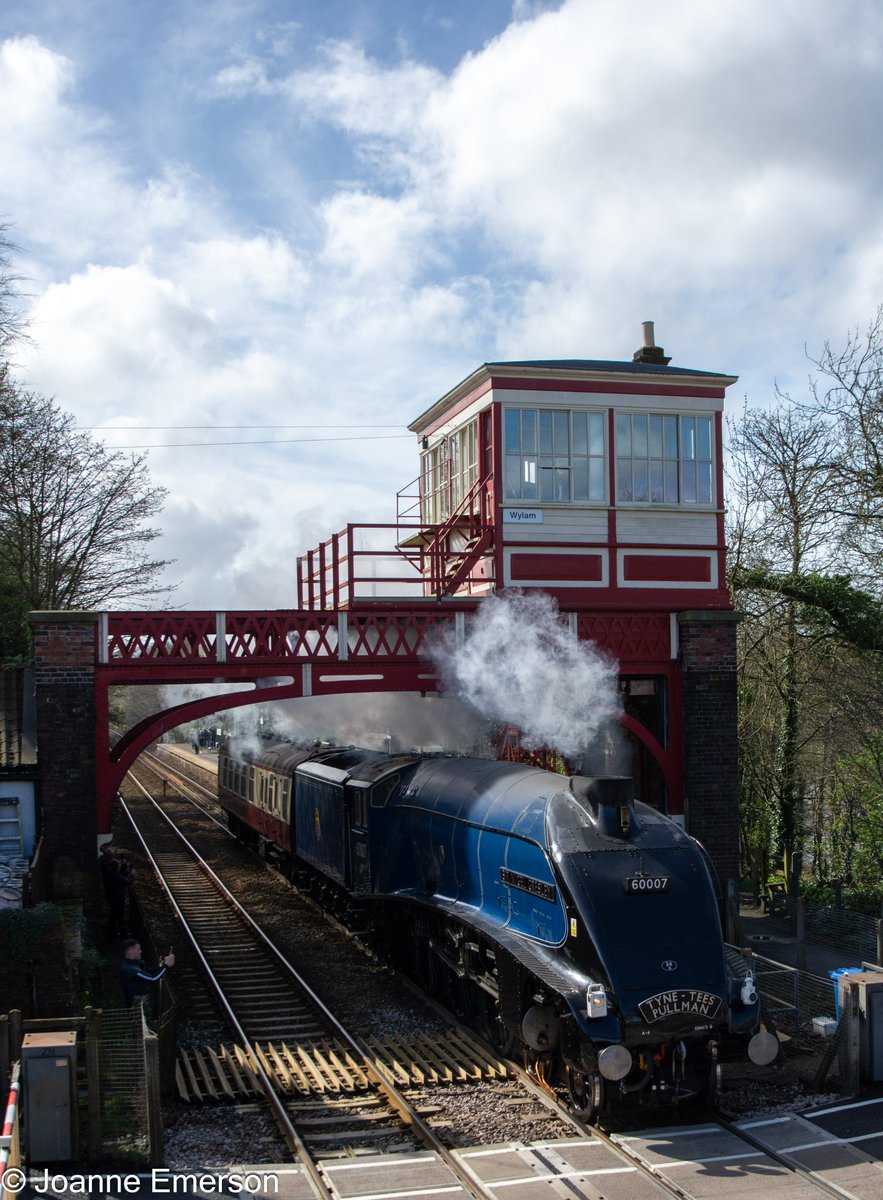 Wylam station - my first visit, and what an absolutely perfect location to see 60007 #SirNigelGresley #femalerailwayphotographer #ukrailways #railwayphotography