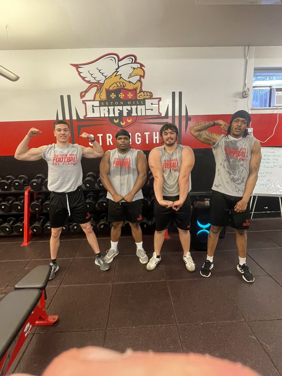 A fantastic morning at THE HILL to get stronger 💪🏽

Weight Room Warriors featuring the Freak Beast himself (<a href="/DiohDesuah/">Dioh Desuah</a>) 
👀🔥

#TheGriffinWay | #CPCW