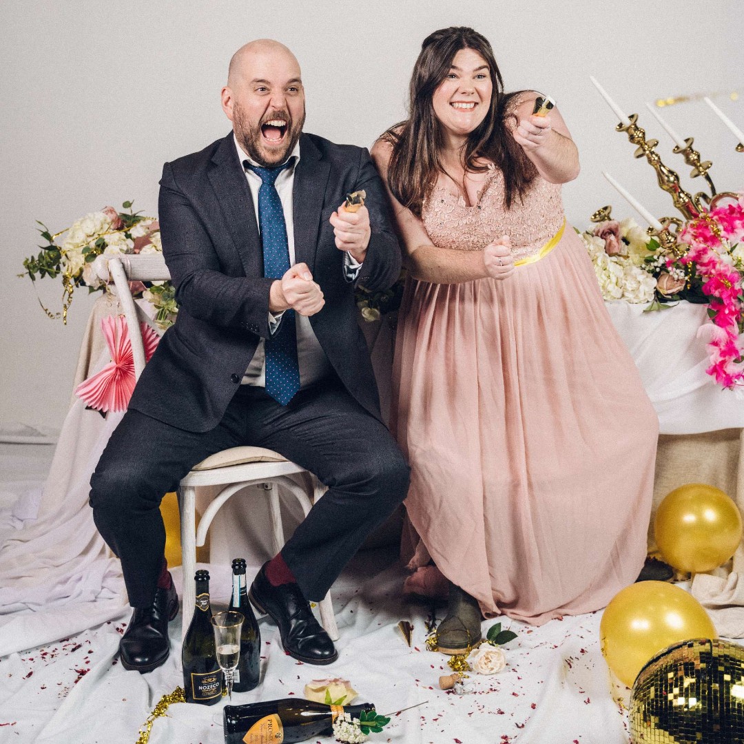 Theatr Cymru (@theatrcymru) on Twitter photo Pan mae'r penwythnos yn cyrraedd A ti'n cofio bod 'na ddydd Llun LLAWN Parti Priodas i ddilyn👰👨💼
<a href="/maredllywelyn/">Mared Llywelyn</a> a @markhenrydavies fydd yn ol efo'i gilydd ar gyfer diwrnod 1 ymarferion @shermantheatre
Sgwrs @learncymraeg ar-lein gyda <a href="/steff_donnelly/">Steffan Donnelly</a> + <a href="/Gruffudd_Owen/">Gruffudd Owen</a> am 7yh 🗣️ Pan mae'r penwythnos yn cyrraedd A ti'n cofio bod 'na ddydd Llun LLAWN Parti Priodas i ddilyn👰👨💼
<a href="/maredllywelyn/">Mared Llywelyn</a> a @markhenrydavies fydd yn ol efo'i gilydd ar gyfer diwrnod 1 ymarferion @shermantheatre
Sgwrs @learncymraeg ar-lein gyda <a href="/steff_donnelly/">Steffan Donnelly</a> + <a href="/Gruffudd_Owen/">Gruffudd Owen</a> am 7yh 🗣️