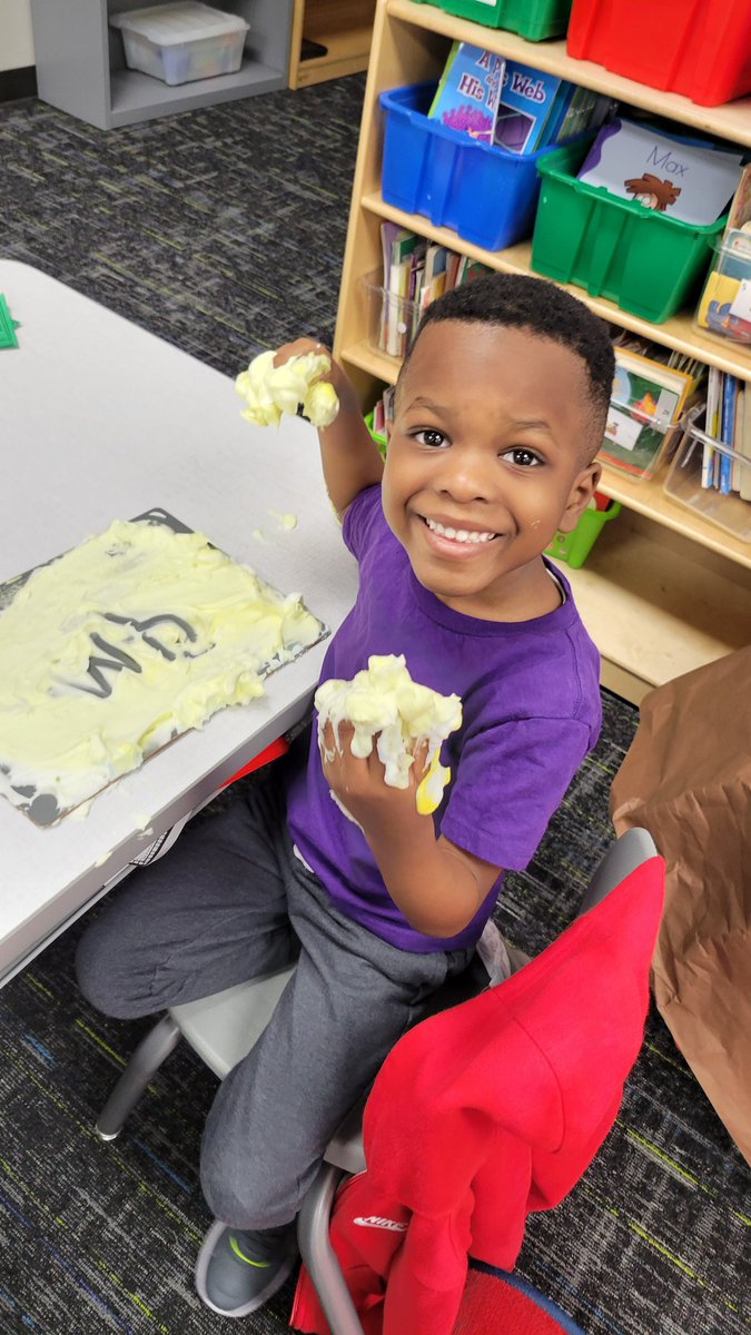 BookerPreK's tweet photo. I daily strive to make learning fun, engaging, and memorable for my students! Teaching is my passion! #joy #fun #learning #digraphs #hmh @CFISDPK1 @duryeaschool @CyFairISD #Kinder #rocks https://t.co/wHPmWhXRaQ