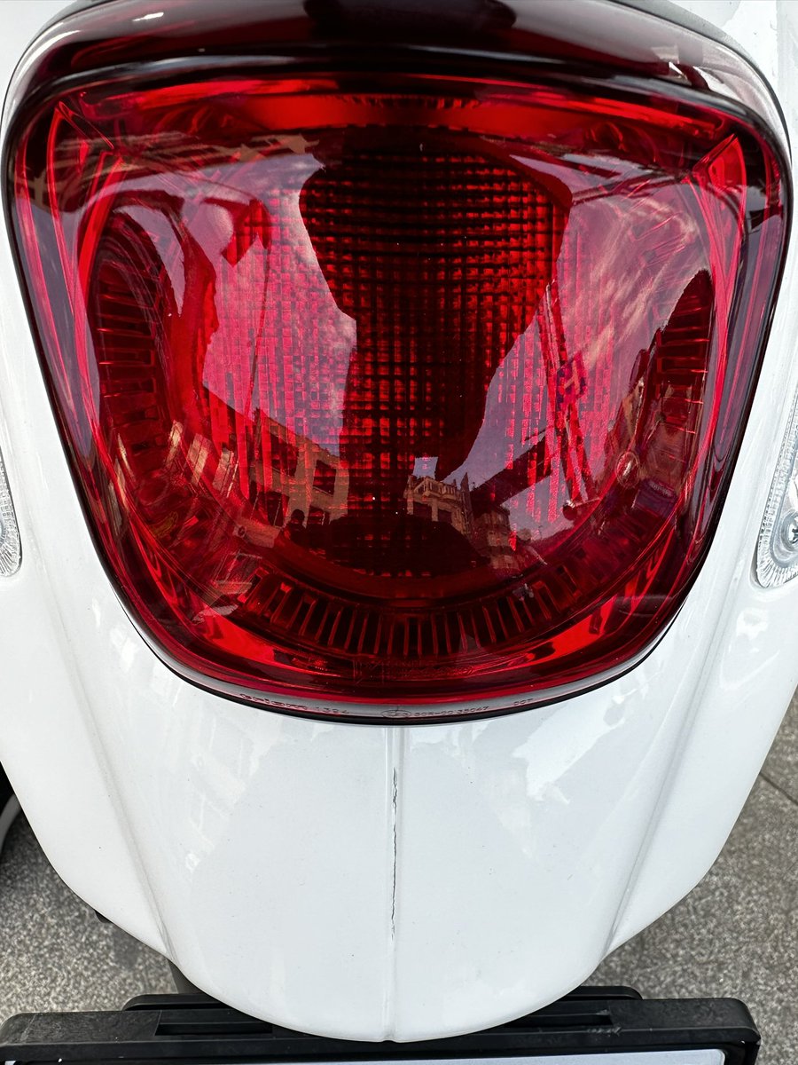 BarisAgil's tweet photo. Vespa motor markası neredeyse Türkiye’nin en pahalı motoru ama gelin görün ki Altı ay önce aldığım motorda boya çatlakları olmaya başladı o kadar da titiz kullanmama rağmen daha 1600 km’de şaka gibi bir durum değil mi bu @vespatrofficial @Vespa_Official @italyan #vespa #italiya https://t.co/uJshUw56Na