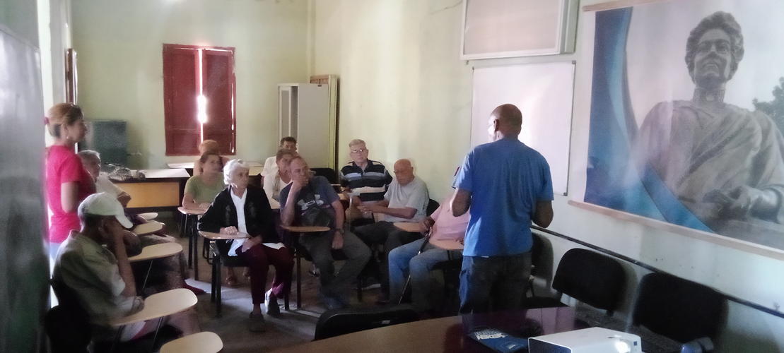 Por estos días la Cátedra Universitaria del Adulto Mayor en el Centro Universitario en Manicaragua, realiza interesantes actividades, en las fotos se muestra una conferencia impartida por Gullen Abreu sobre: Panorama de la historia de Manicaragua, Eclecticismo Arquitectónico.