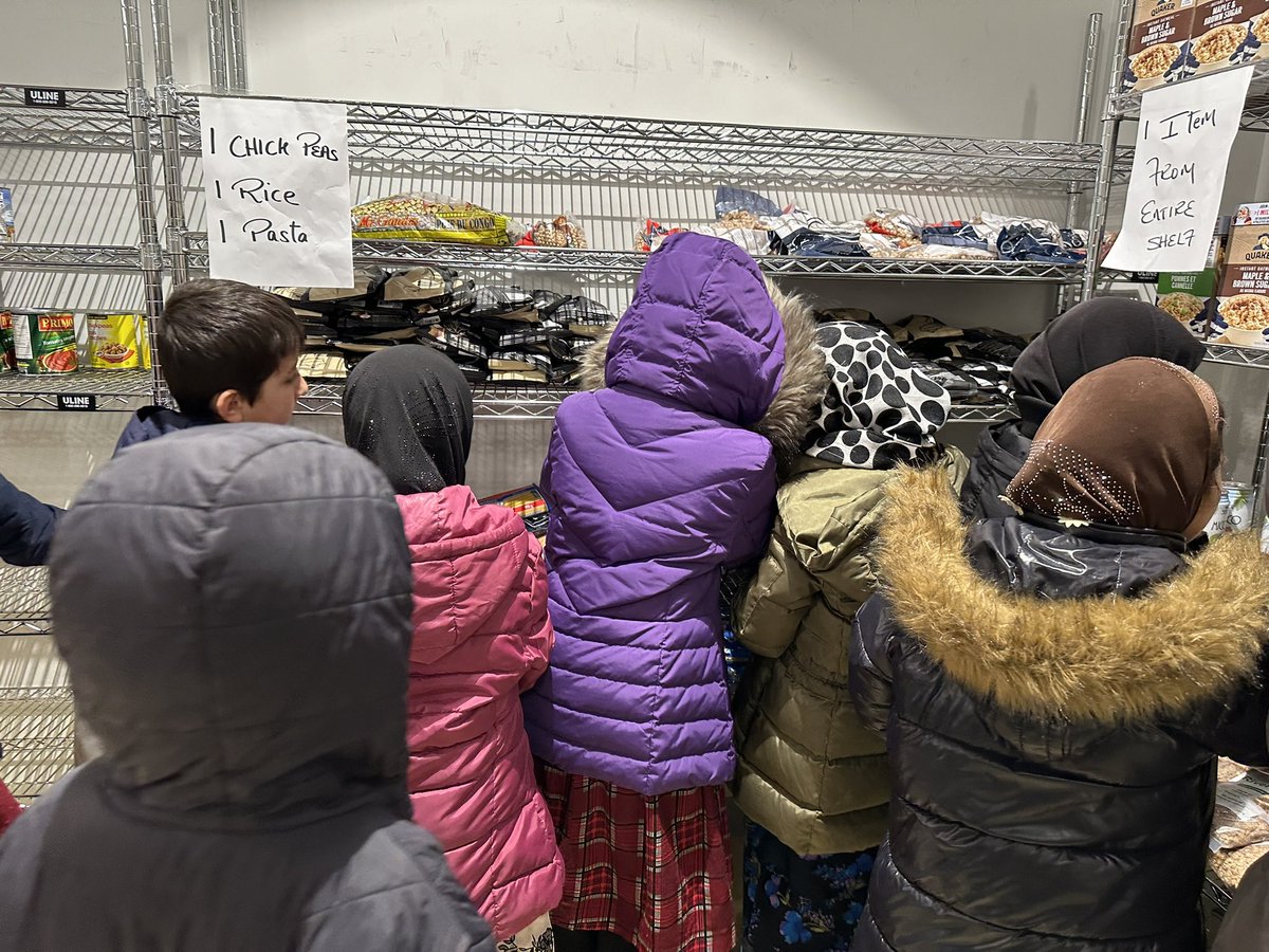 After Ss in R109 @TPPS_TDSB reflected on the story Rameena’s Ramadan, they wanted to give back by helping at the local food bank youtu.be/0UQAkraJBFQ?fe…