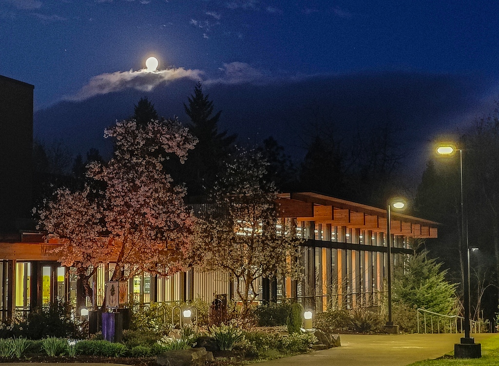 The Hadlock Student Center just before sunrise. 📸 Richard Silver