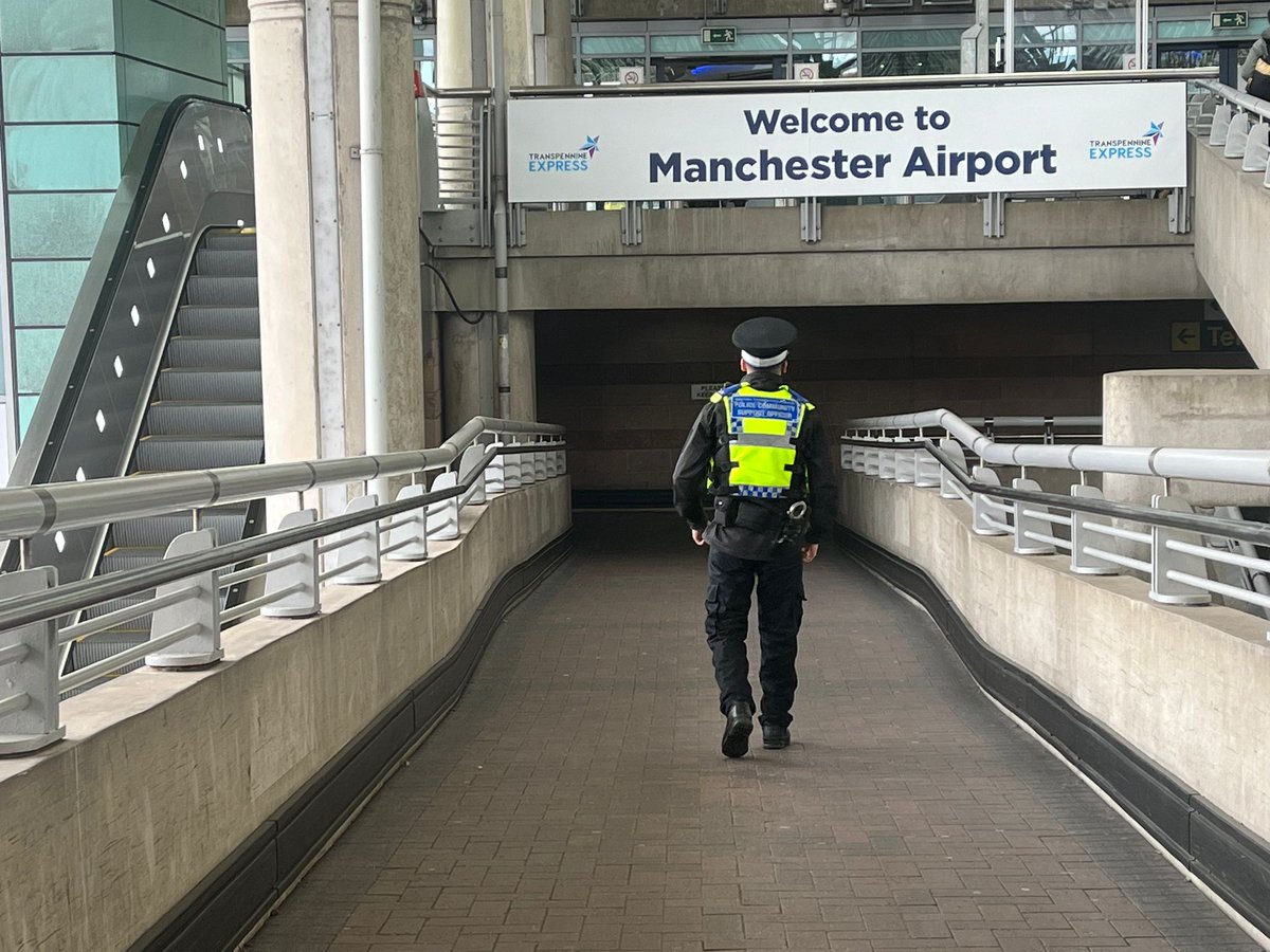 Our officers continue to conduct high visibility patrols over the school holiday period, focusing on preventing crime and antisocial behaviour across the network- including a visit to @TPEassist Manchester Airport station. 🚔🚂🛩
