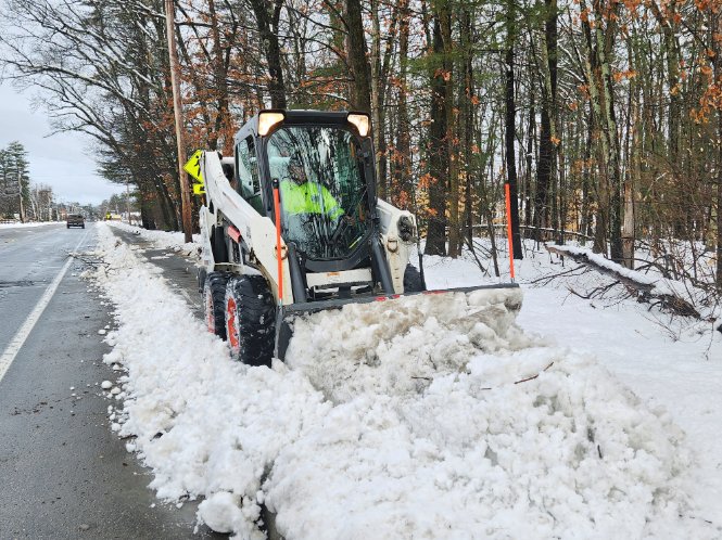Clean-up continues! Crews are working on sidewalks today. ❄️ #ConcordNH #SidewalkPlowing #PublicWorks