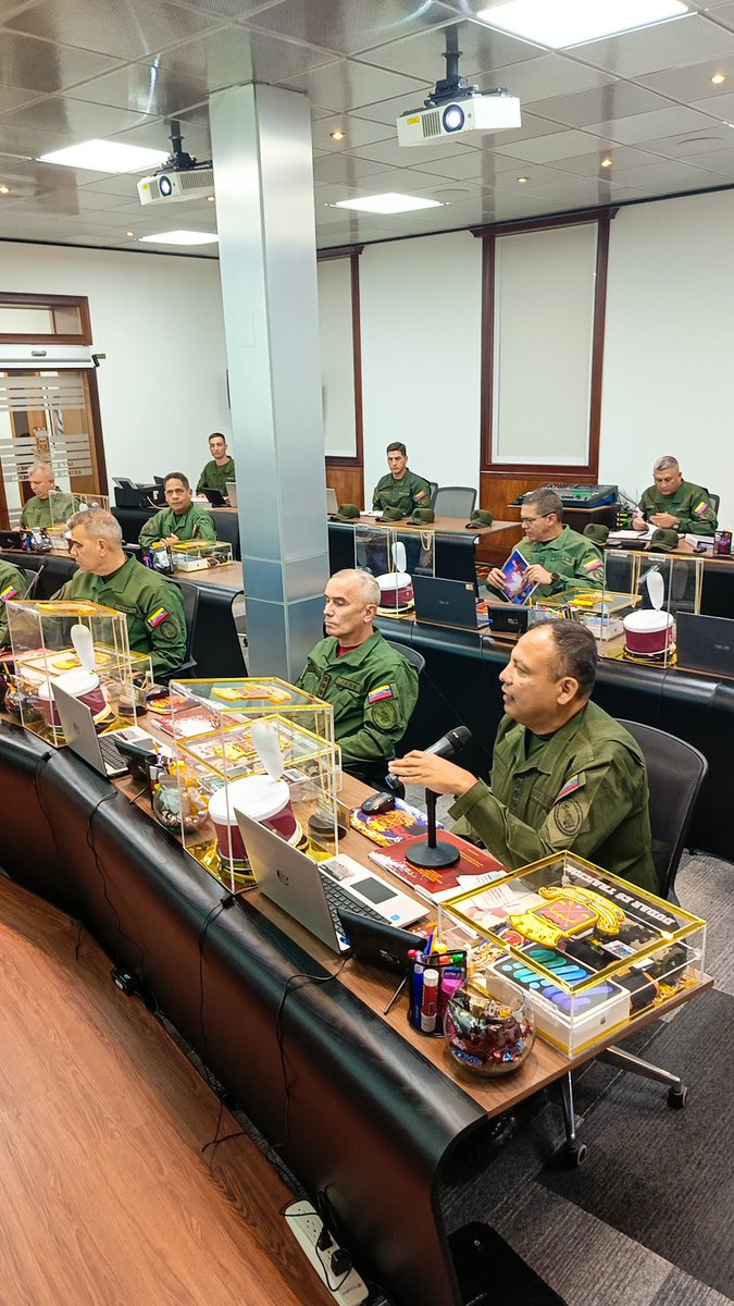 Desde la Comandancia General, las Damas y Caballeros del Honor dieron la bienvenida a nuestro G/J <a href="/vladimirpadrino/">Vladimir Padrino L.</a>, y a todo el Estado Mayor Superior de la FANB; quienes inician jornada de trabajo de la Junta Calificadora de Ascenso, Julio 2024 ¡Seguimos Venciendo!