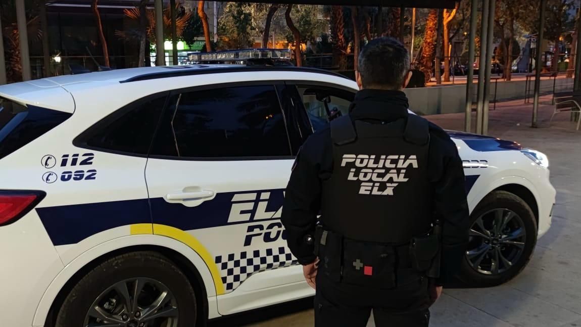 policiaelche's tweet image. #Detenido un hombre por apropiación indebida de un vehículo cuando circulaba por el Polígono de Torrellano con un pasamontañas

👉🏼  El propietario de un negocio observó a través de las cámaras a varias personas #manipular su puerta de acceso
elche.es/2024/04/deteni…