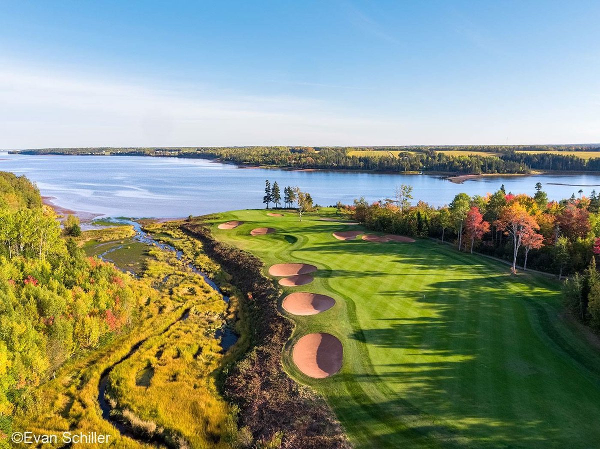 Does the view from the 8th tee box at Dundarave live rent-free in your head? 
Yeeeah, us too. 😍

📸 Evan Schiller