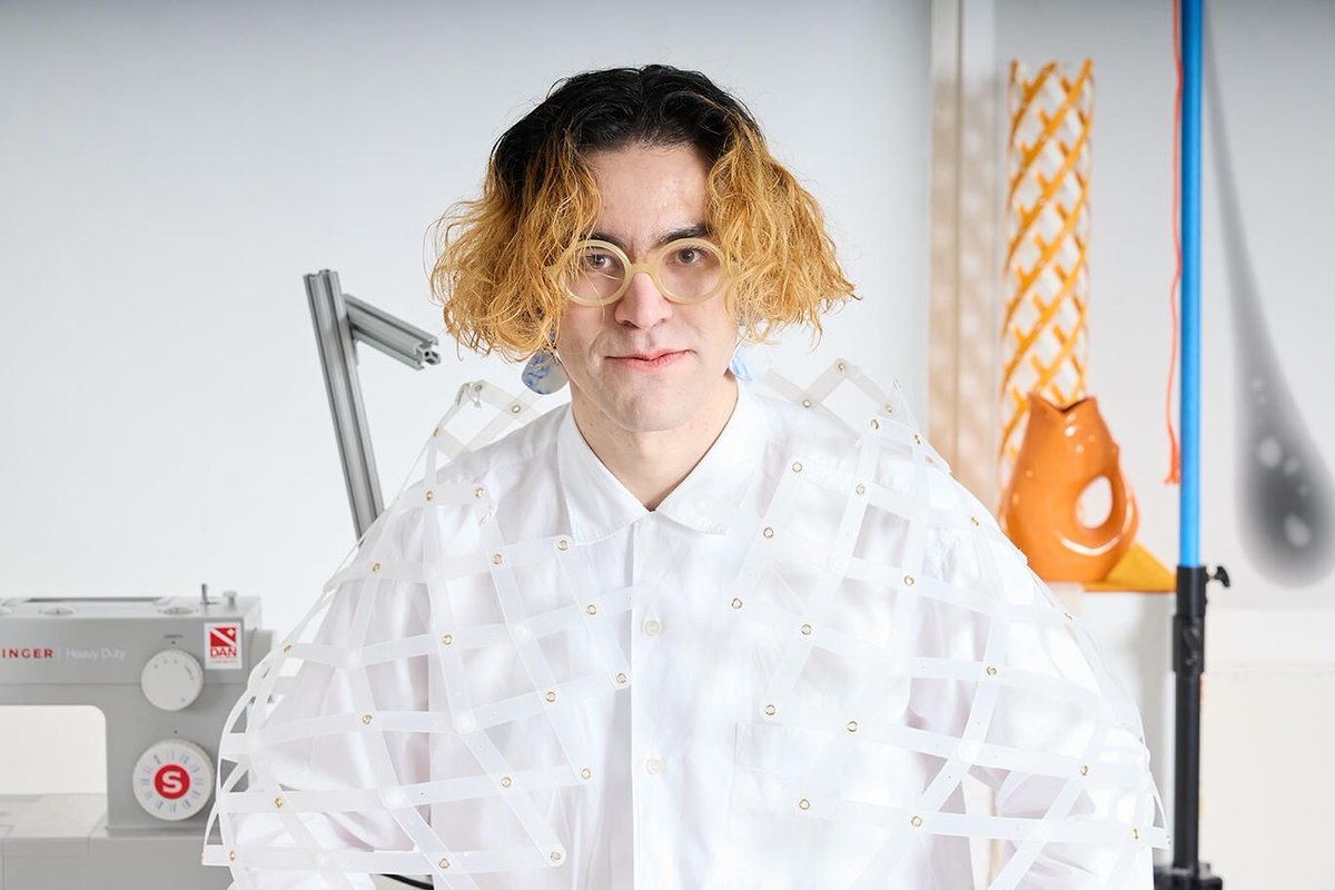 Geometry, biology, architecture, and fashion may seem like wildly disparate fields but they all meet in the #HarvardHorizons project of @harvardphysics PhD student Noah Toyonaga—not unlike the shape that lies at the center of their research.✂️ Learn more: buff.ly/43DKlf2