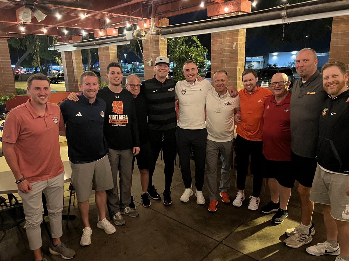 A bunch of former Pioneer hoopers all gathered in Phoenix last night to talk hoops and catch up. Whole lot of wins in this picture. We are blessed with an incredible alumni base! #HEART