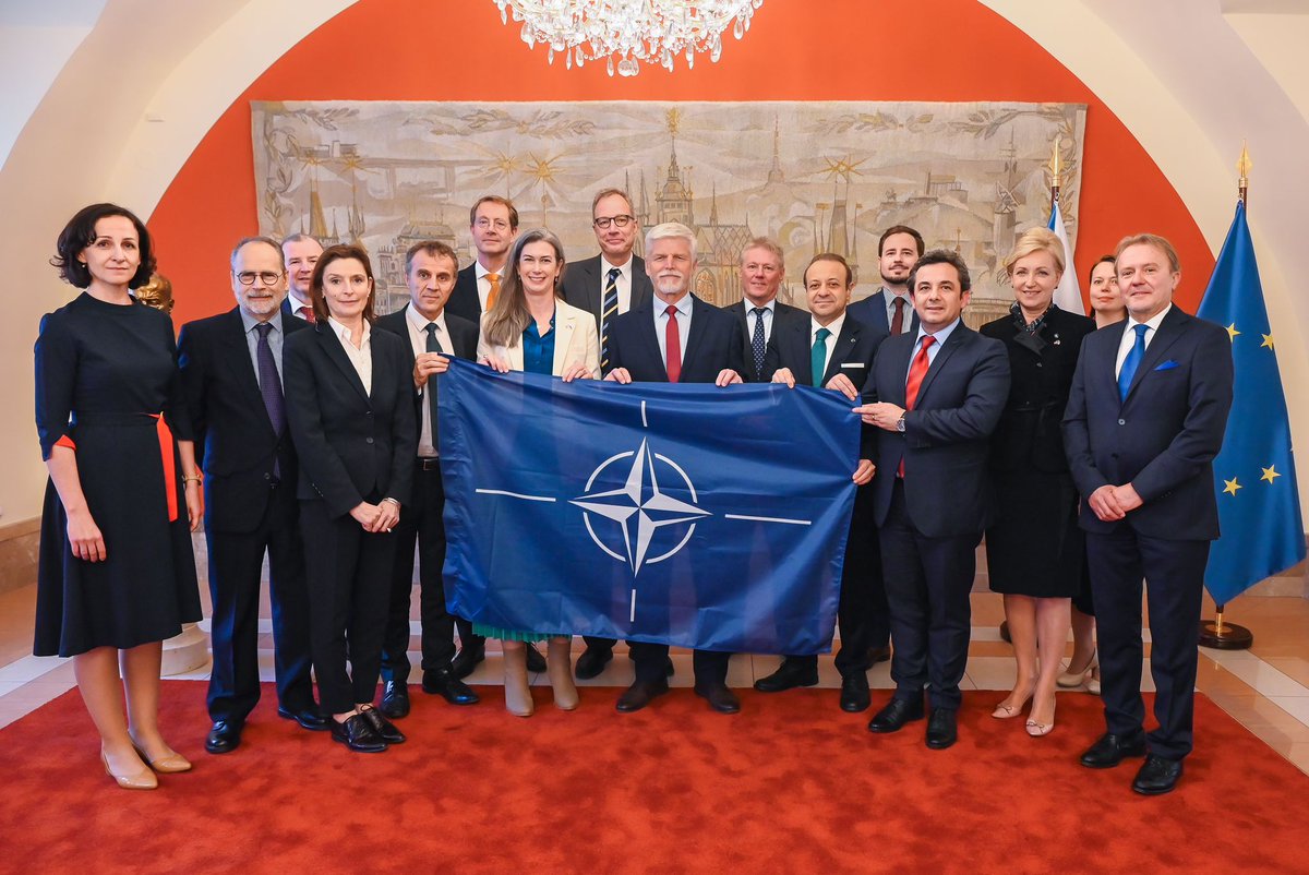 Çek Cumhuriyeti Cumhurbaşkanı Sayın Petr Pavel NATO’nun kuruluşunun 75. yıldönümünde üye ülkelerin misyon şefleri ile bir araya geldi. Toplantı vesilesiyle Büyükelçimiz Sayın Dr. Egemen Bağış, Cumhurbaşkanımız Sayın Recep Tayyip Erdoğan’ın Çek muadiline selamlarını aktardı.