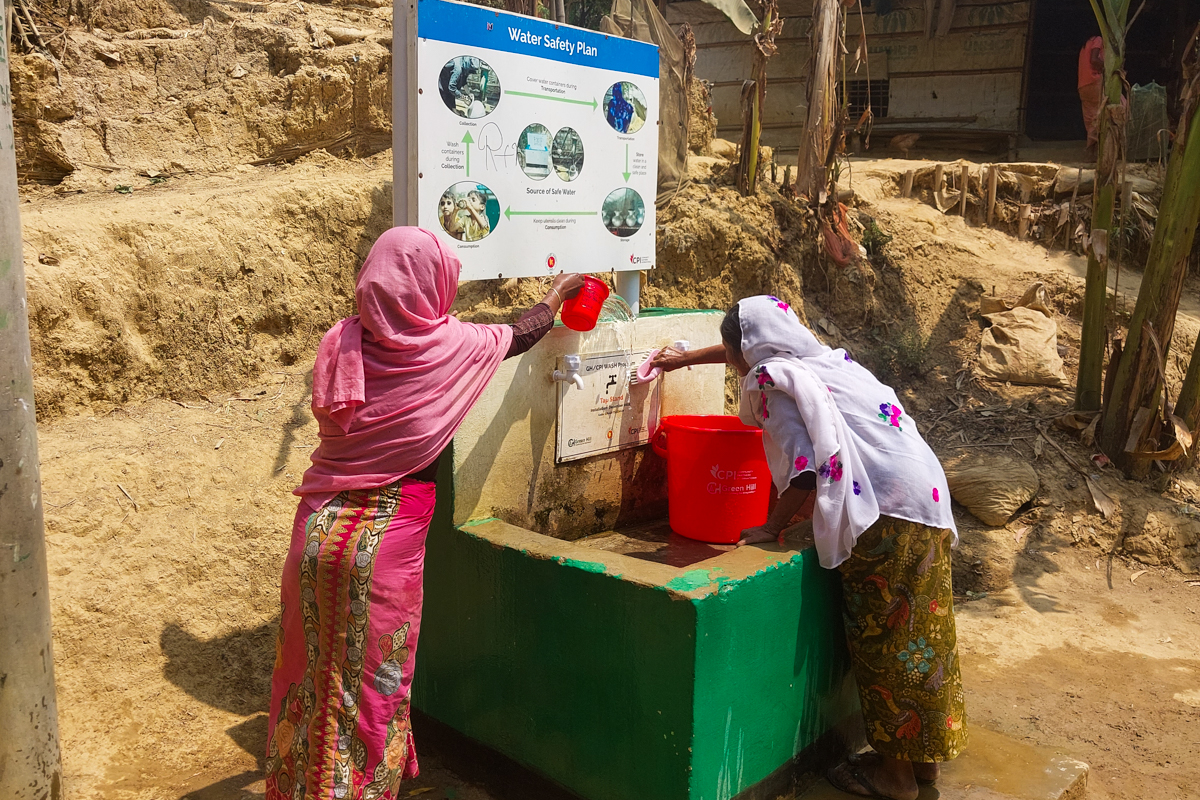 💧To mark #WorldWaterDay 2024, #Rohingya and Bangladeshi communities joined hands in #Kutupalong #Refugee Camp, #Bangladesh, to highlight the essential role of community engagement and cooperation in solving #water access challenges. Read the full story: ow.ly/Zms950R7K0b