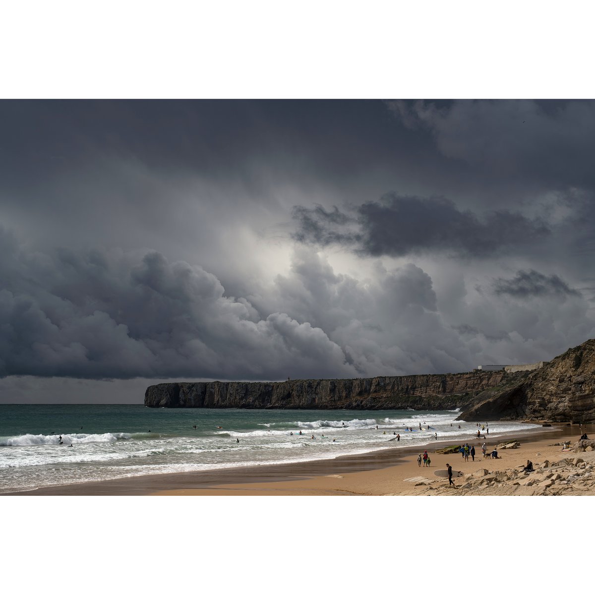 Unreal skies - surfers at Sagres last week

#sagres #surfer #unreal #ominous 
#ThePhotoHour #StormHour #storm #deep #nofilterneeded #elemental #portugal

instagram.com/p/C5Yl6VoNEYW/…